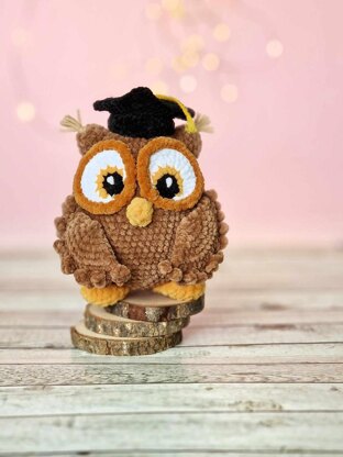 Plush graduation owl amigurumi