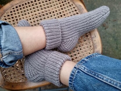 Warm unisex crochet socks with adjustable size pattern S1