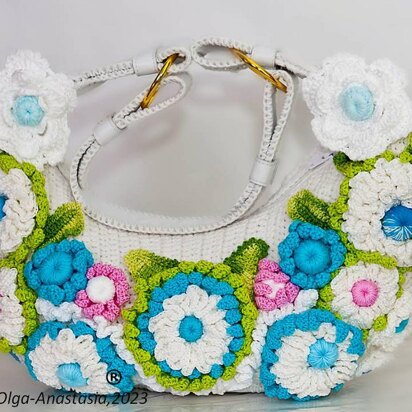 Bright summer bag with crochet flowers