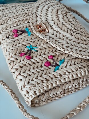 Clutch with raffia yarn