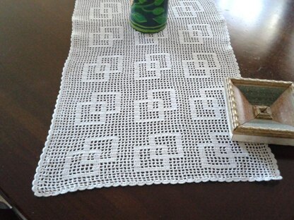 Easy table runner filet doily