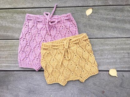 Baby shorts in leaf pattern