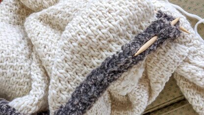 Half-Linen Stitch Knit Blanket with Faux Fur Trim