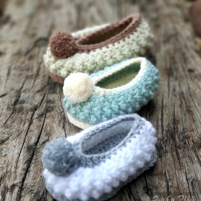 Baby bootie crochet pattern, baby slipper with knobblies and pom pom