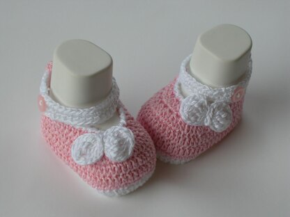 Baby shoes bow white