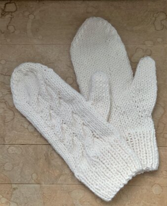 Cable Mitten Pattern by Lisa Vanilla