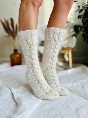 Cable knee socks