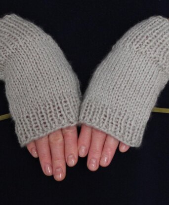 Fingerless gloves Dazy. Knitting pattern by Wooloks | LoveCrafts