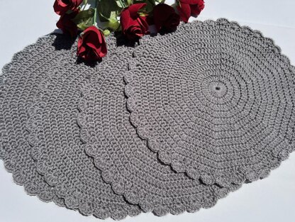 Scallop Edged Placemat