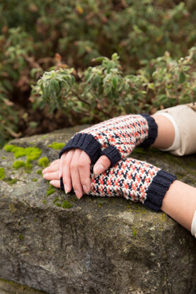 Foxy Fingerless Mitts in Imperial Yarn Tracie Too - PC50