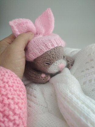 Sleeping kitten knitting pattern.