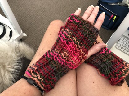 Fingerless Gloves in Plymouth Encore Chunky - F237