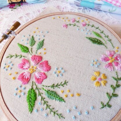 Tamar Circle of Flowers Embroidery Kit - 4in