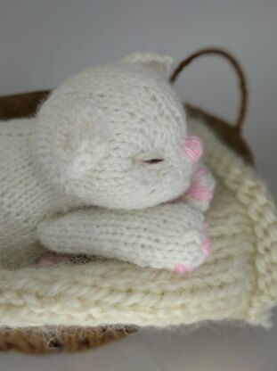 Kitten knitting pattern. Sleeping kitten knitting pattern