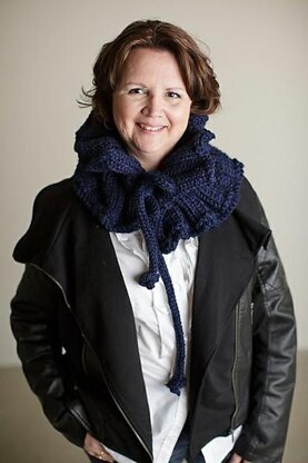 Knitted Ruffled Cowl