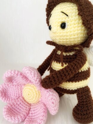 Bee amigurumi with flower