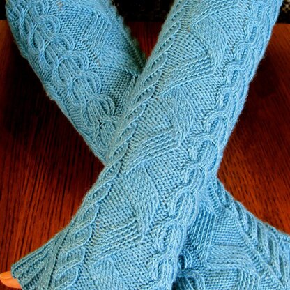 Strahlhorn Long Cabled Mitts