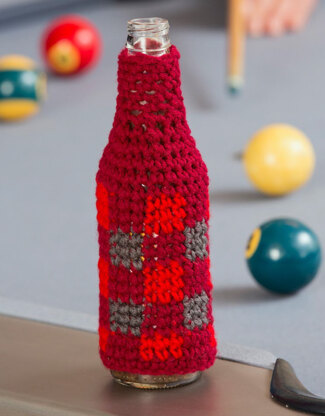 Buffalo Plaid Bottle Cozy in Red Heart Super Saver Economy Solids - LW4743 - Downloadable PDF