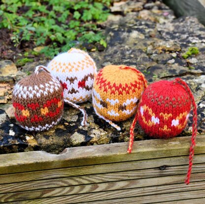 Painted Daisy Hanging Decoration Knitting Pattern - Toy Knitting Pattern