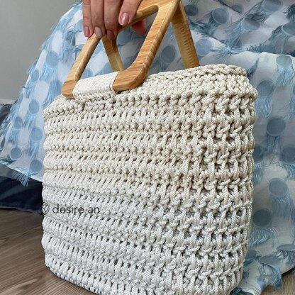 Leather Bottom Chain Model Bag