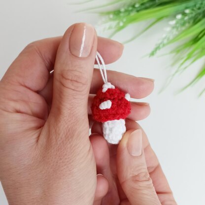 Mushroom keychain free crochet pattern, amigurumi mushroom crochet ornament