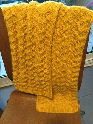Scarf with reversible pattern