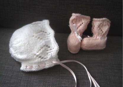 Lucia Bonnet & Booties Set (DK)