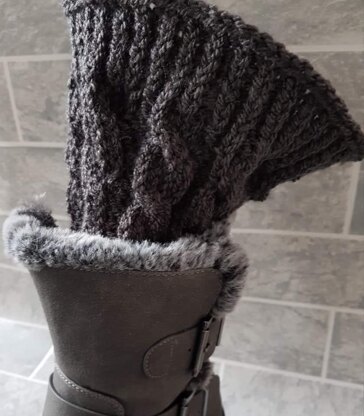 Cosy leg warmers with cable detail