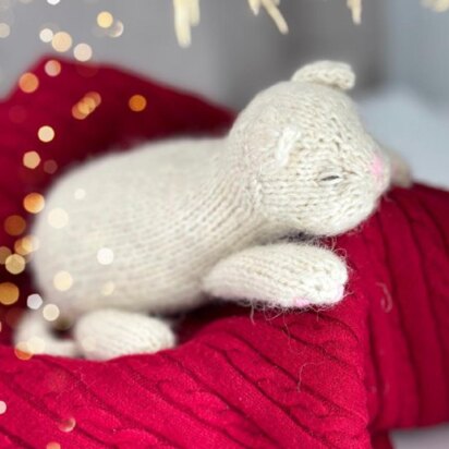 White sleeping kitten knitting pattern - knitting pattern