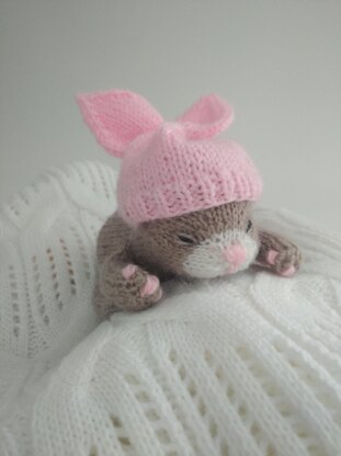 Sleeping kitten knitting pattern.