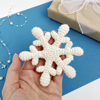 Crochet snowflake pattern Christmas ornament
