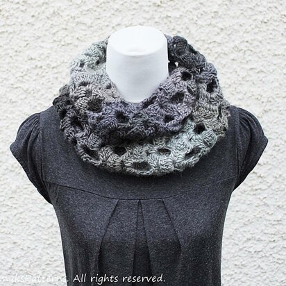 Domino infinity scarf