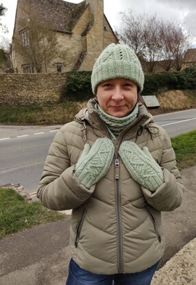 Hat, mittens and scarf