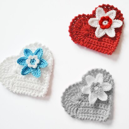 Heart with flower. Crochet appliqué. Card embellishment. Wedding card topper. Heart decoration