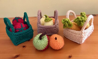 Christmas 'Bitsy' Basket for favours, sweets, toys. In Patons Fab DK