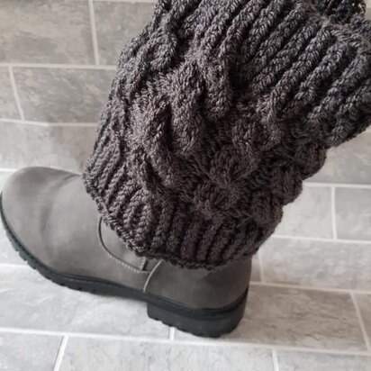 Cosy leg warmers with cable detail