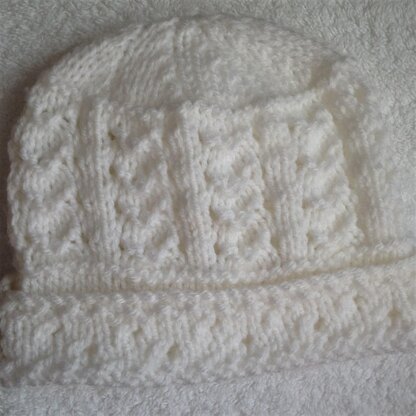 Lace pattern baby hat Knitting pattern by Seasonknits | LoveCrafts