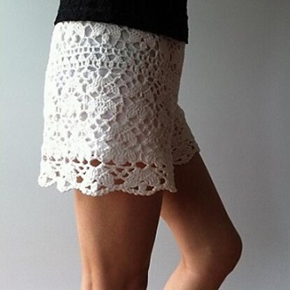 Cynthia - floral lace shorts