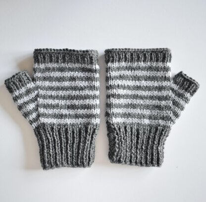 Simple Mitts Knitting pattern by Amanda Berry | LoveCrafts