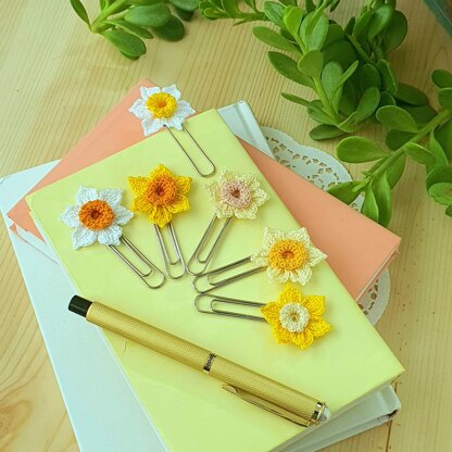 Daffodil paper clip book mark