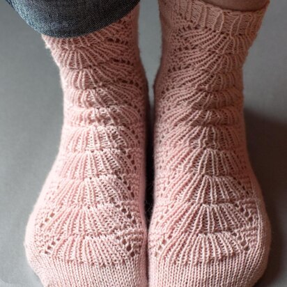 Fan~tastic Socks - knitting pattern