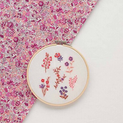 Mint & Make Trailing Blossom 6" Embroidery Kit with Hoop