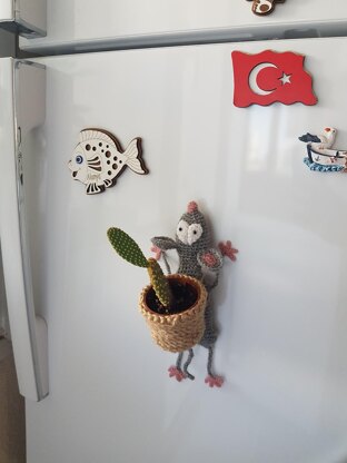 Hanging mouse planter