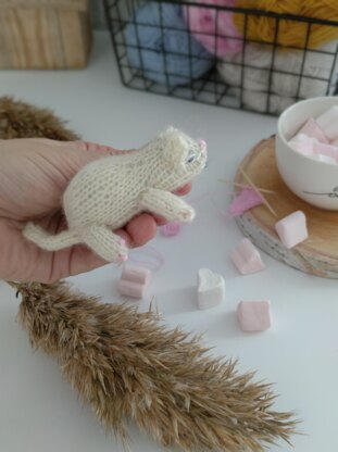 Granny knitting pattern and kitty