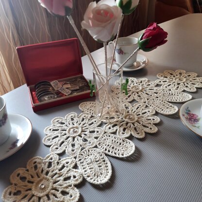 Crochet TABLE Runner CENTERPIECE.