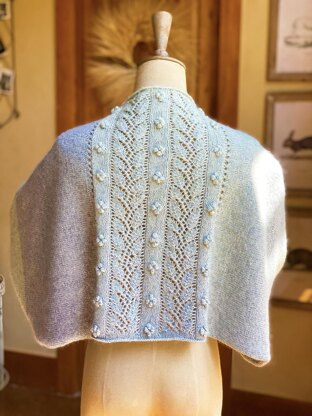 Light Sciarpone Lace Capelet