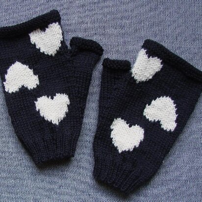 Hearts fingerless mitts - knitting pattern