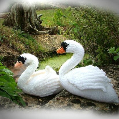 SWAN toy knitting pattern by Georgina Manvell PDF download