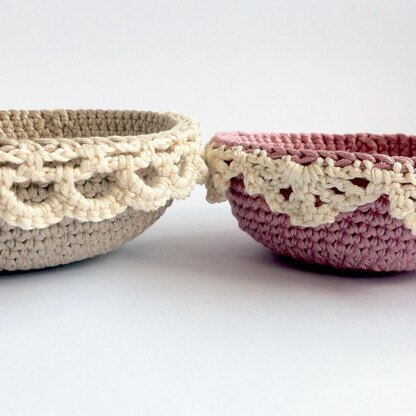 Lace-edged Nesting Bowls