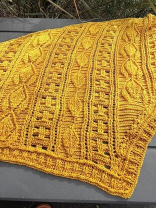 Flat Triangular Scarf "Larisaia"